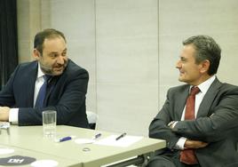 José Luis Ábalos y Pedro Saura charlan durante una visita a la Región en 2018.