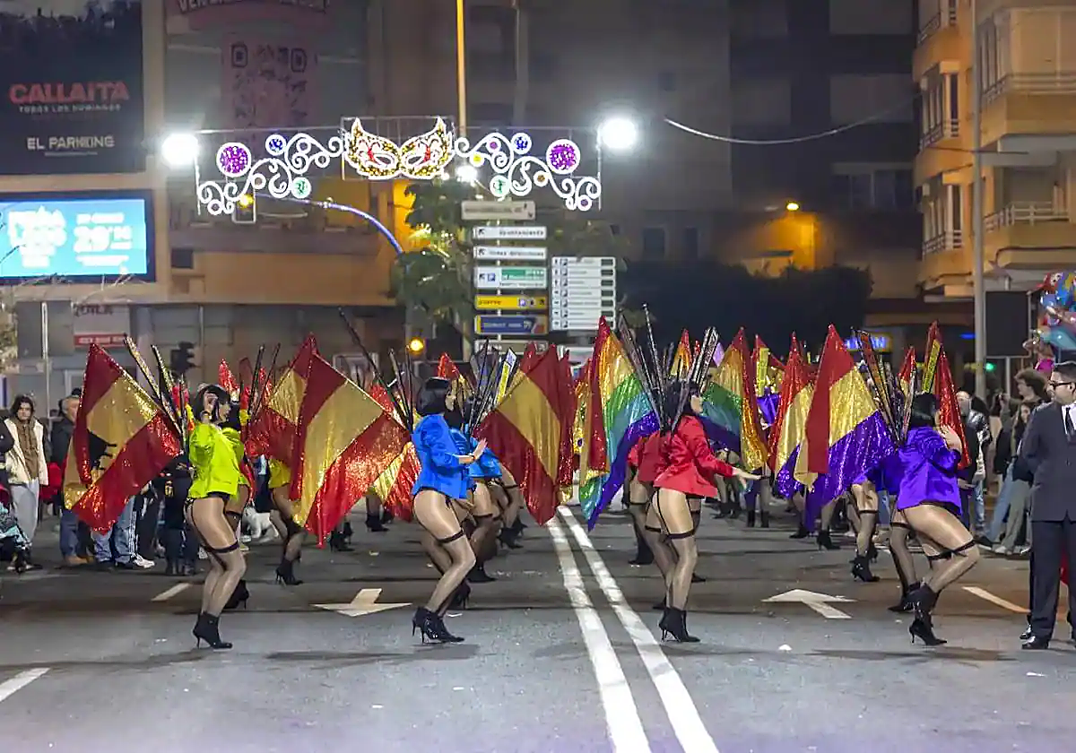 Integrantes de la comparsa 'Osadía' desfilan en el desfile-concurso del Carnaval de Torrevieja.