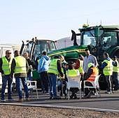 Agricultores y ganaderos del Campo de Cartagena se concentran con sus vehículos en el acceso a Escombreras