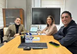 El director general de Litoral y Puertos, Pablo Marín, se reúne con la alcaldesa de Águilas, María del Carmen Moreno, y el concejal de Seguridad, Cristóbal Casado.