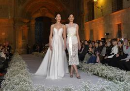 El desfile de Silvia Navarro, en la plaza de la Cruz de Murcia.