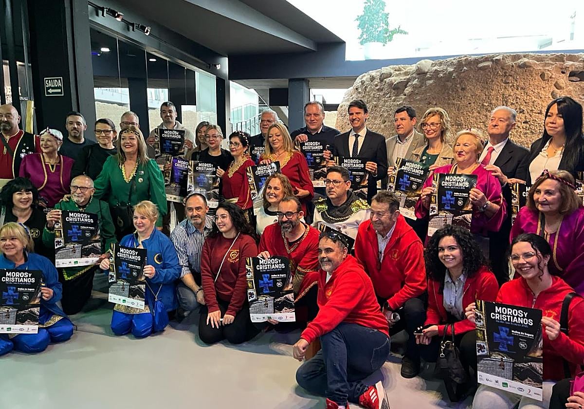 Asistentes a la presentación del cartel del Medio Año Festero.