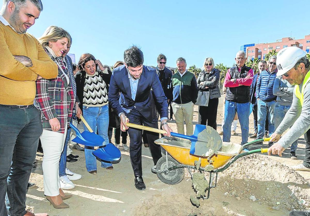 El concejal de Educación, Nacho Jáudenes, y un operario colocan la primera piedra en presencia de la alcaldesa, Jesús Giménez Gallo e Isabel Andreu, entre otros.