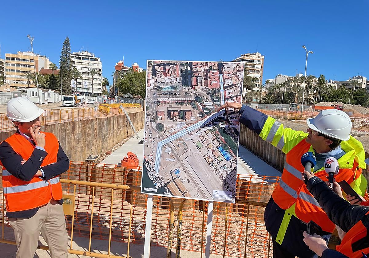 El alcalde, Eduardo Dolón (izquierda), y el gerente de Agamed, Jorge Ballesta, muestran el plano de las obras.