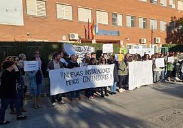Protesta de padres y madres a las puertas del IES Antonio Menárguez Costa.
