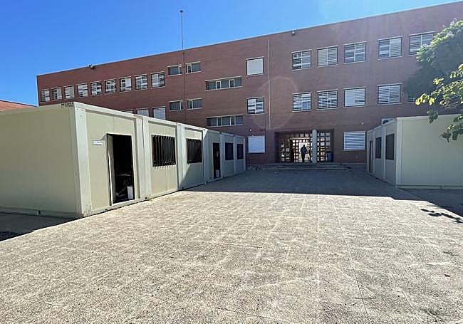 Aulas prefabricadas en el patio del centro.
