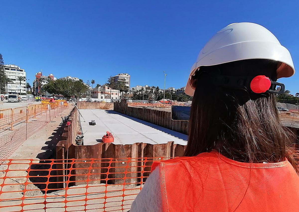Imagen secundaria 1 - Visita del alcalde y los responsables de Agamed a las obras de la nueva red de pluviales.