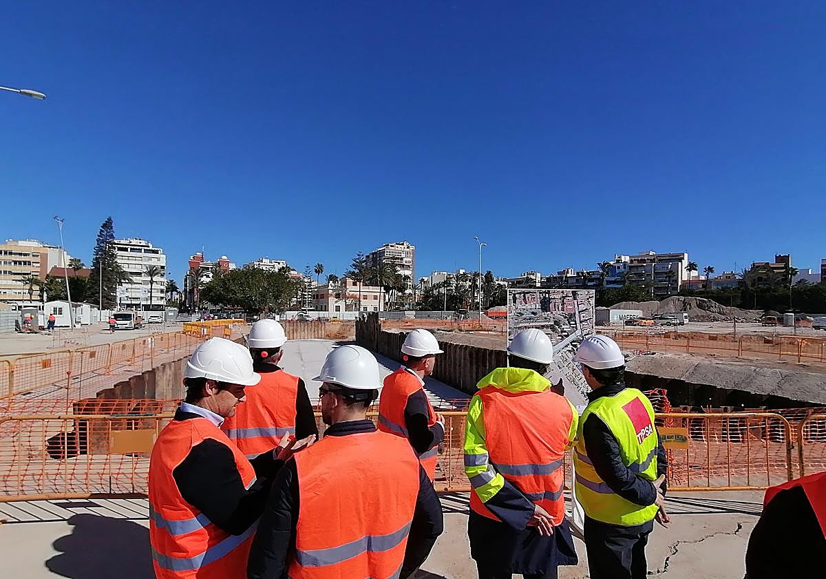 Imagen principal - Visita del alcalde y los responsables de Agamed a las obras de la nueva red de pluviales.