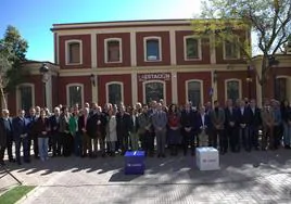 Alcaldes y portavoces del PP de Murcia y Almería y parlamentarios ante la estación de Sutullena de Lorca.