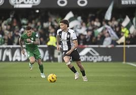 El joven Arnau Solá, titular la semana pasada contra el Elche, busca el pase a un compañero seguido de cerca por Josan Ferrández.