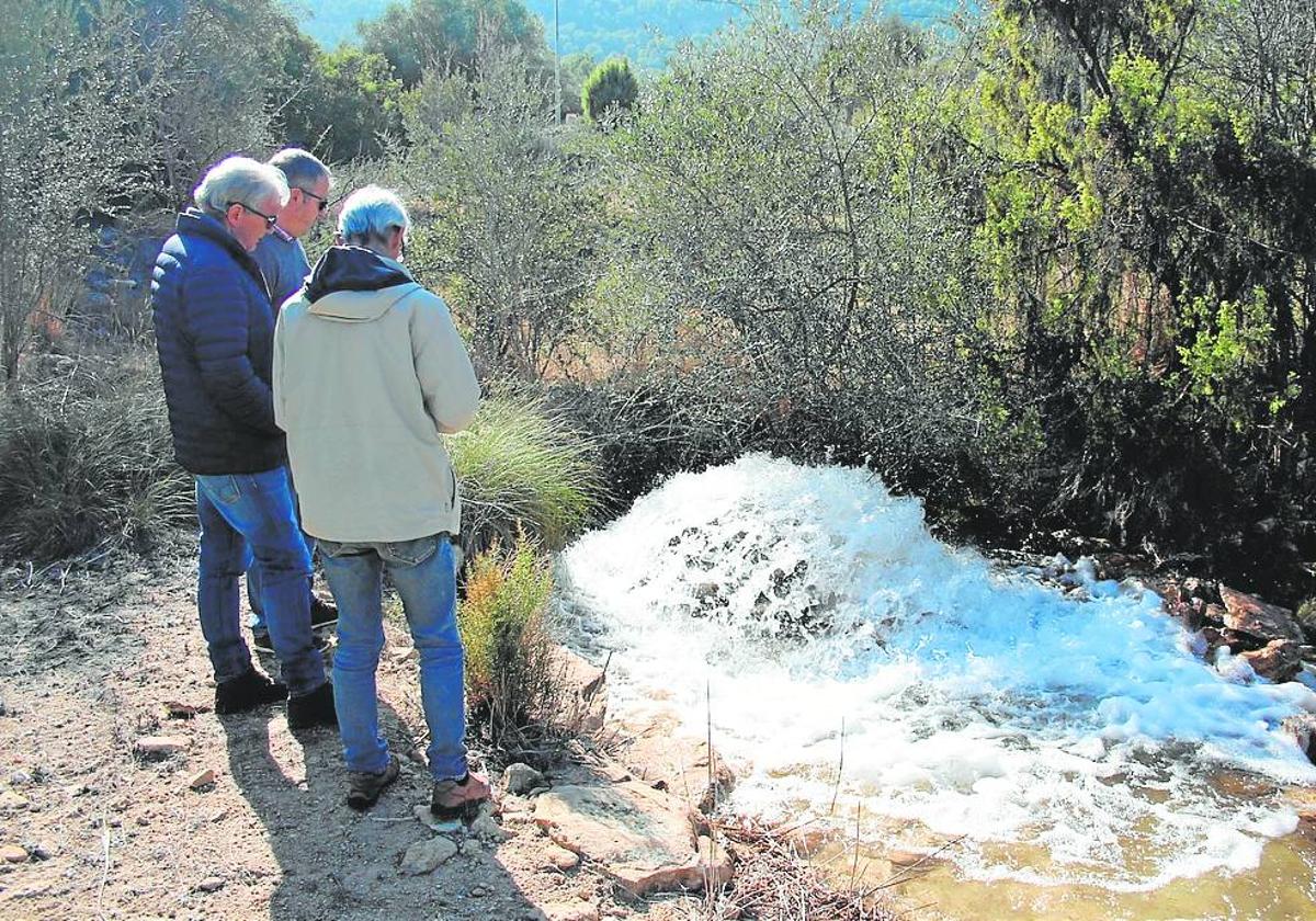 Técnicos de la CHS comprueban la extracción de agua desde el acuífero durante los ensayos.