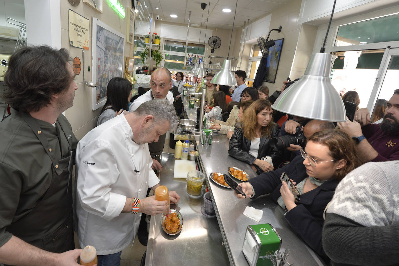 Alberto Chicote, Lucía Freitas y Susi Díaz, detrás de las barras de tres de los bares más emblemáticos de Murcia