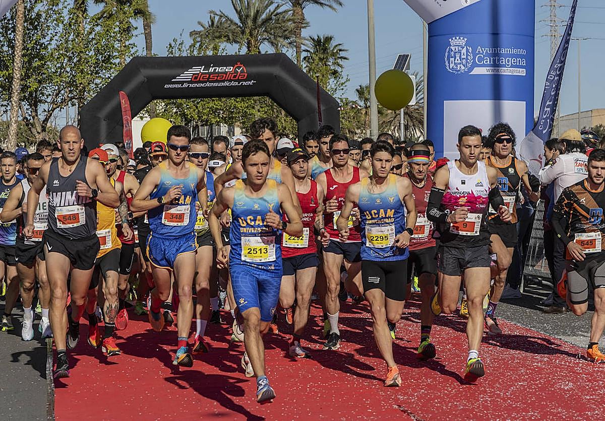 La salida, este domingo, de la Media Maratón de Cartagena.
