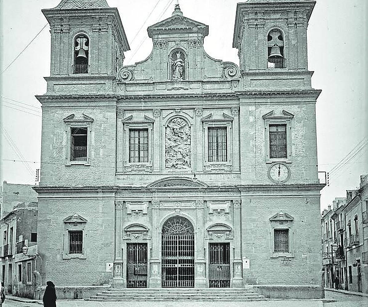 Imponente. La parroquia de San Antolín destruida en el año 1936, en una de las mejores fotografías que se conservan.