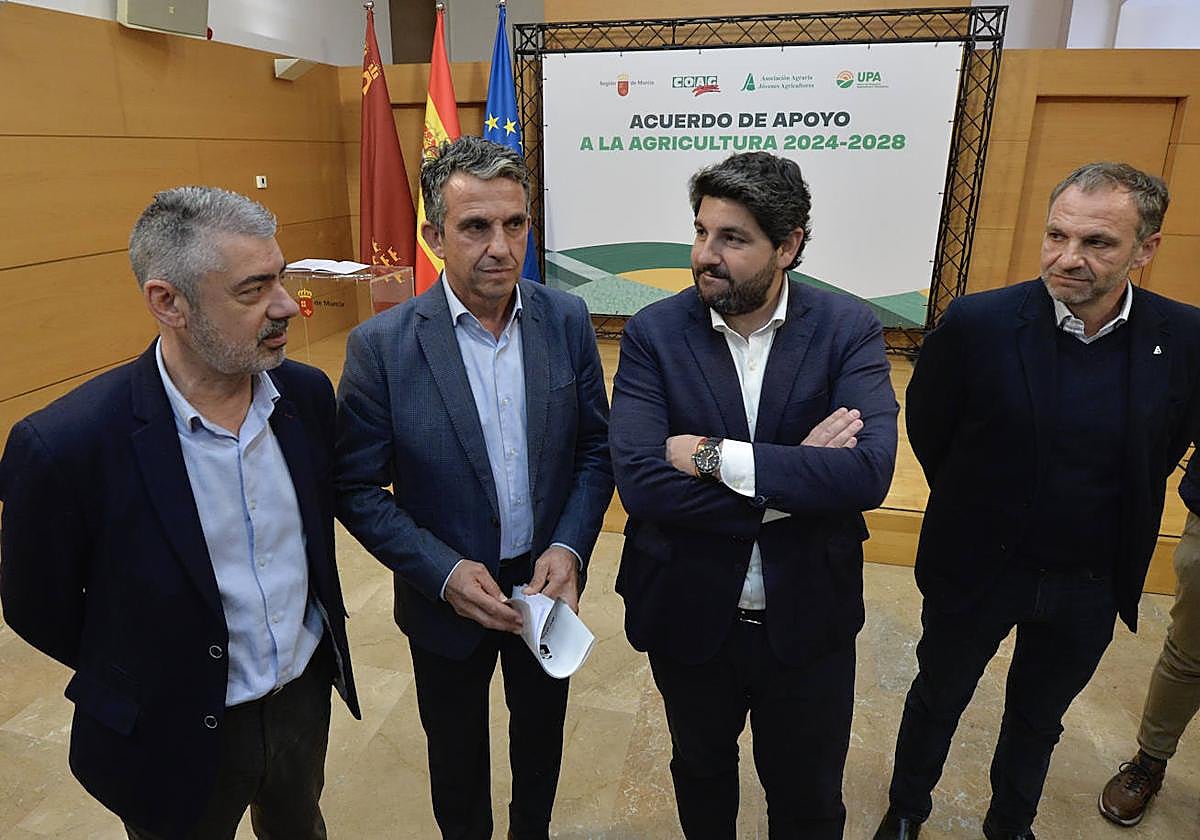 Un momento de la rueda de prensa posterior a la firma del acuerdo.