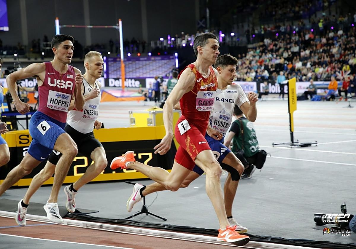 Mariano García se golpea con el francés Benjamin Robert intentando defender su primera posición, en la final de 800 del Mundial de Glasgow.