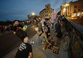 Vecinos de Murcia preparan pancartas en una concentración a favor de la peatonalización del Puente Viejo, el pasado octubre.