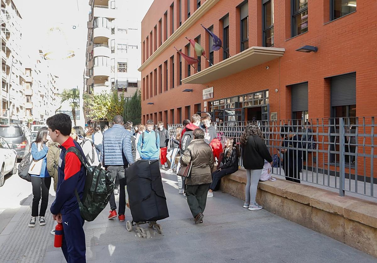 Alumnos del instituto Ramón Arcas a la salida de clase, en una imagen de archivo.