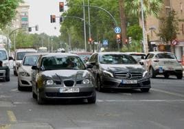 Imagen de archivo de varios coches circulando por Murcia.