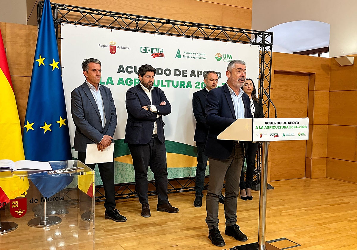 Las organizaciones agrarias COAG, Asaja y UPA, durante la firma del acuerdo este lunes en el Palacio de San Esteban.