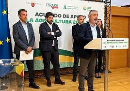 Las organizaciones agrarias COAG, Asaja y UPA, durante la firma del acuerdo este lunes en el Palacio de San Esteban.