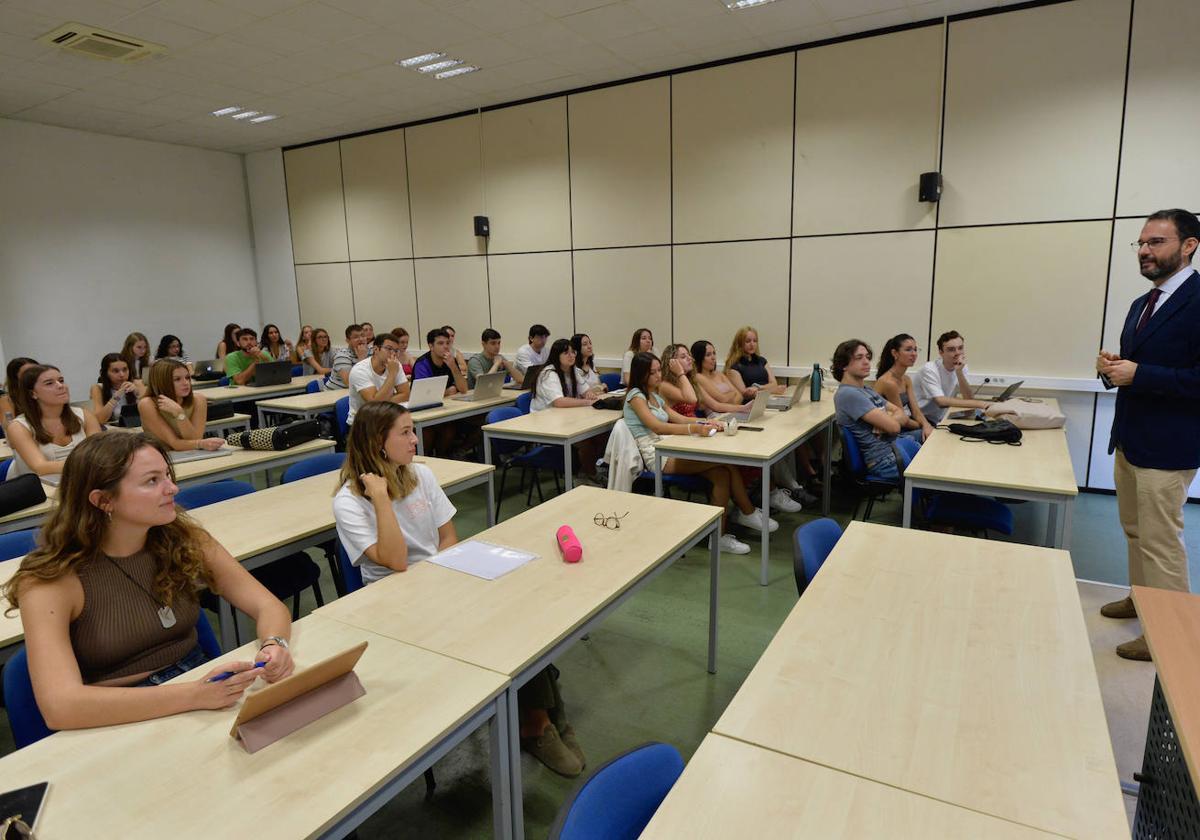 Alumnos en una clase de la Universidad de Murcia.