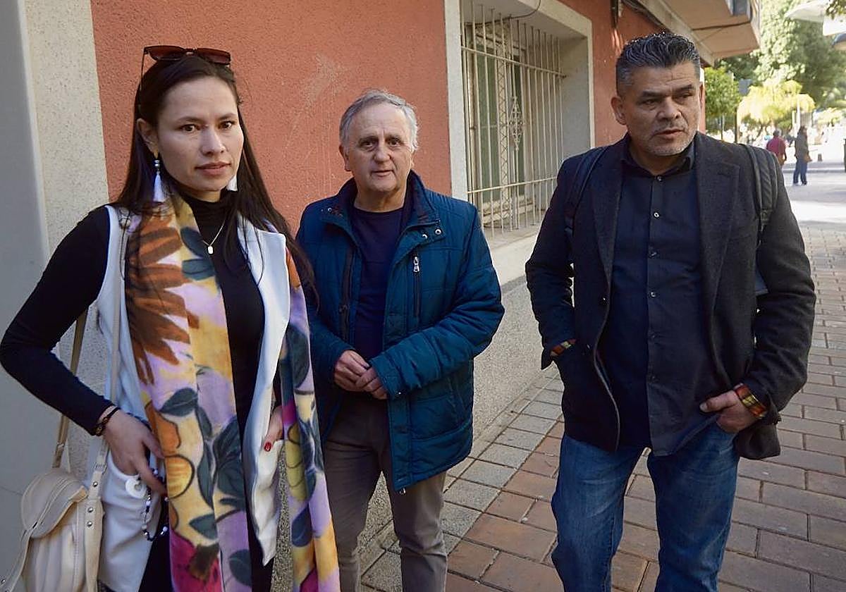 Kelly (i), hermana de uno de los fallecidos en el incendio de Atalayas, junto al abogado José Manuel Muñoz y el padre de otra víctima mortal.