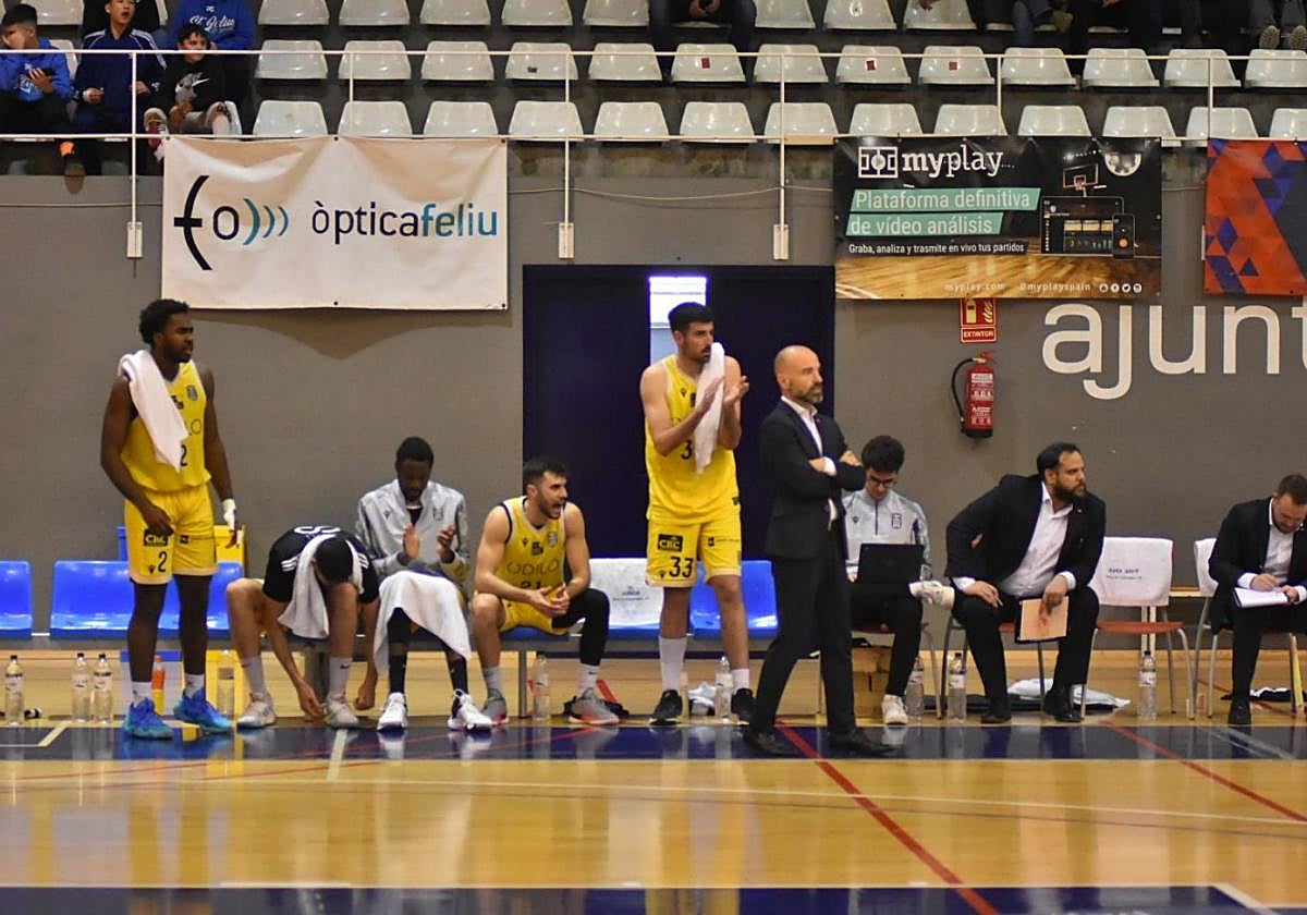 El entrenador Jordi Juste observa un momento del partido del pasado sábado en Sant Feliu.