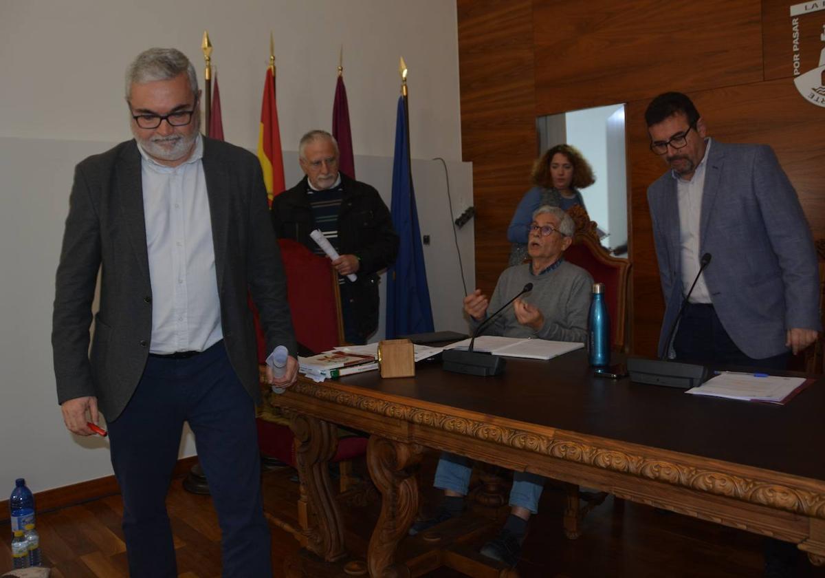 El portavoz de Vox, Jesús Castaño, y su compañero Pascual Egea salen cabizbajos del salón de plenos, mientras el secretario municipal, Bartolomé Buendía, se dirige a ellos en presencia de la concejala de Hacienda, Mª Ángeles Ruiz, y el alcalde, Tomás Rubio.