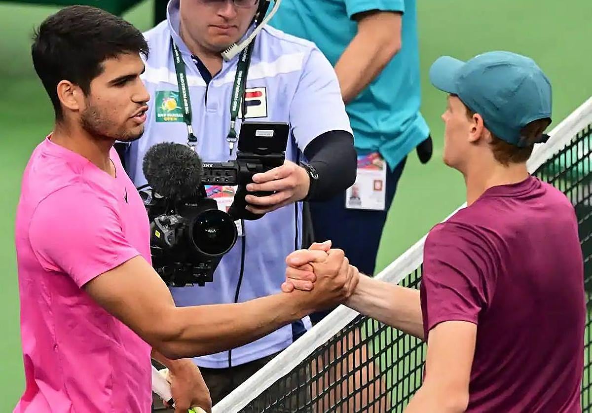 Carlos Alcaraz y Sinner se saludan, tras la victoria del murciano en las semifinales del año pasado en Indian Wells.