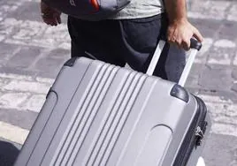 Un turista con su maleta.