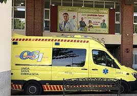 Una ambulancia llega a la puerta de Urgencias de La Arrixaca en una imagen de archivo.