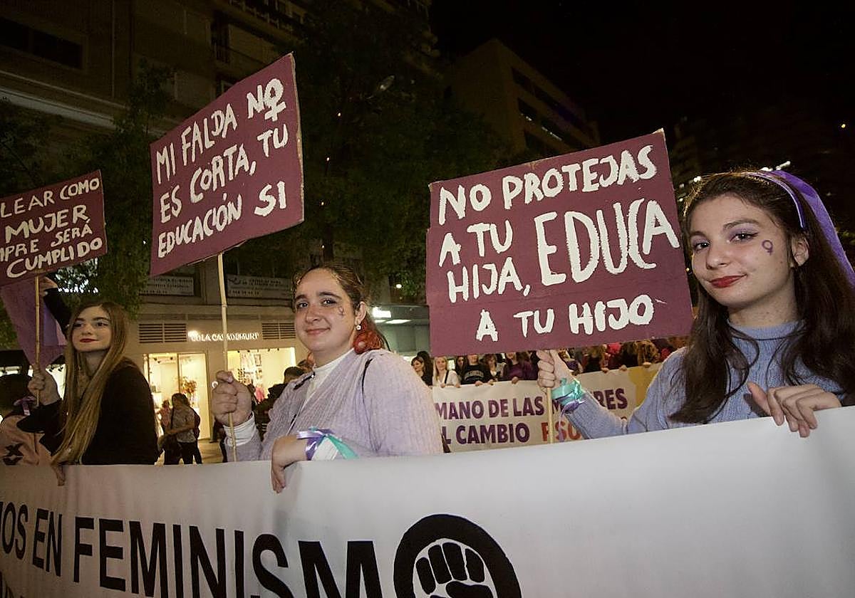 Tres chicas sostienen pancartas durante la manifestación del 8M en Murcia el pasado año.