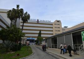 Vecinos de Cartagena andando por el recinto hospitalario Santa María del Rosell.