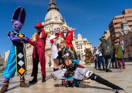 Un grupo de jóvenes caracterizados como personajes mangas frente al Palacio Consistorial.