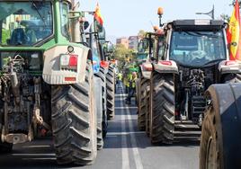 Columna de tractores en las movilizaciones en Murcia.