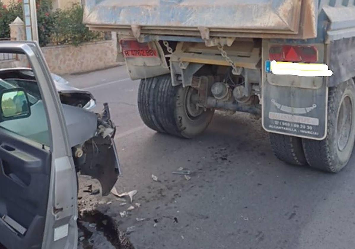 El camión y el vehículo implicados.