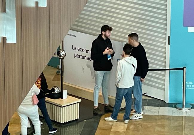 El puesto de Worldcoin en Murcia, a pleno funcionamiento, a las 15.00 horas de este miércoles, cuando los trabajadores todavía no habían sido notificados de la decisión de Protección de Datos.