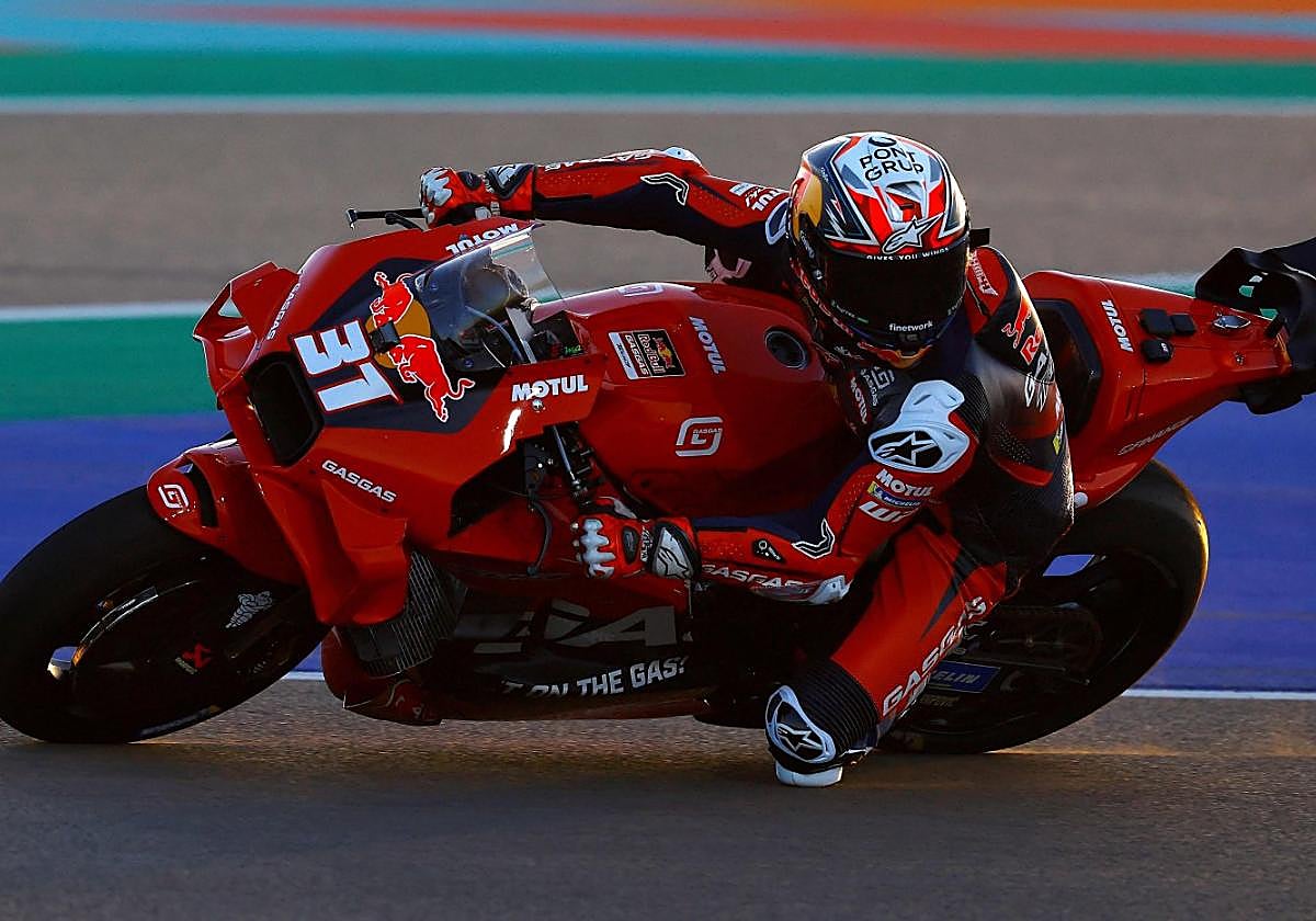 Pedro Acosta rueda en los últimos test oficiales de MotoGP en Catar.
