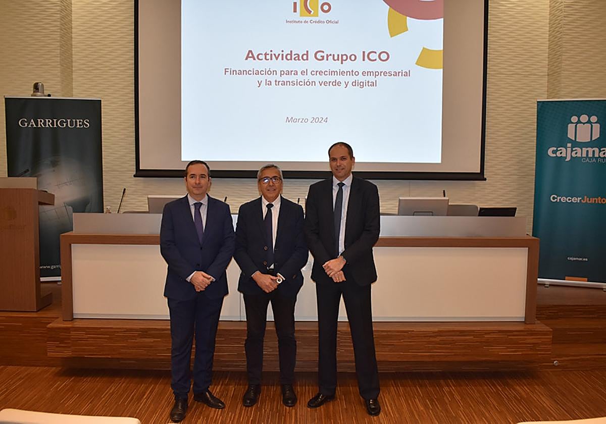 José Carlos García de Quevedo (c), presidente del ICO, junto a José Manuel Hernando, de Garrigues, y Sergio Pérez, director general de Cajamar.