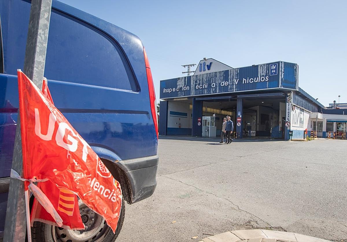 Banderas de las protestas seguían ayer en la ITV de San Bartolomé.