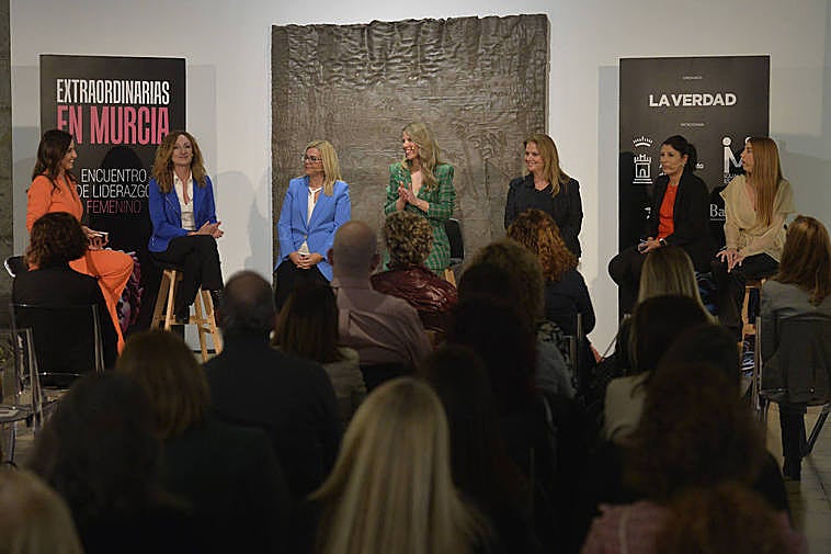 Mesa de experiencias. De izq. a dcha., la presentadora del foro 'Extraordinarias en Murcia', Isabel Escribano, junto a Ascensión Carreño, Laura Fernández, Ester Cerdán, Emma Barceló, Ángela Marulanda y Miriam Belando, el pasado martes.