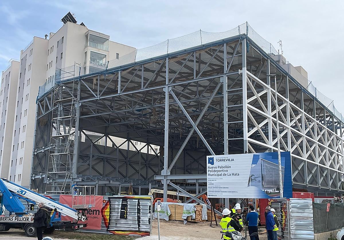 Vista general de toda la estrcutura del nuevo pabelón ya elevada sobre la parcela.