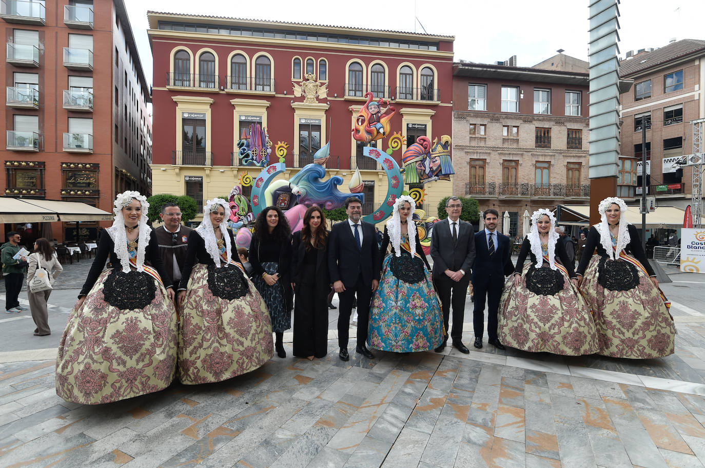 Degustación de una paella gigante en la plaza Julián Romea de Murcia, en imágenes