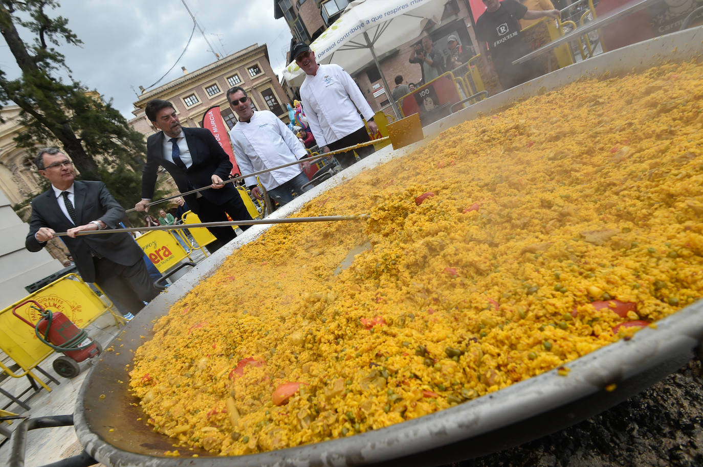 Degustación de una paella gigante en la plaza Julián Romea de Murcia, en imágenes