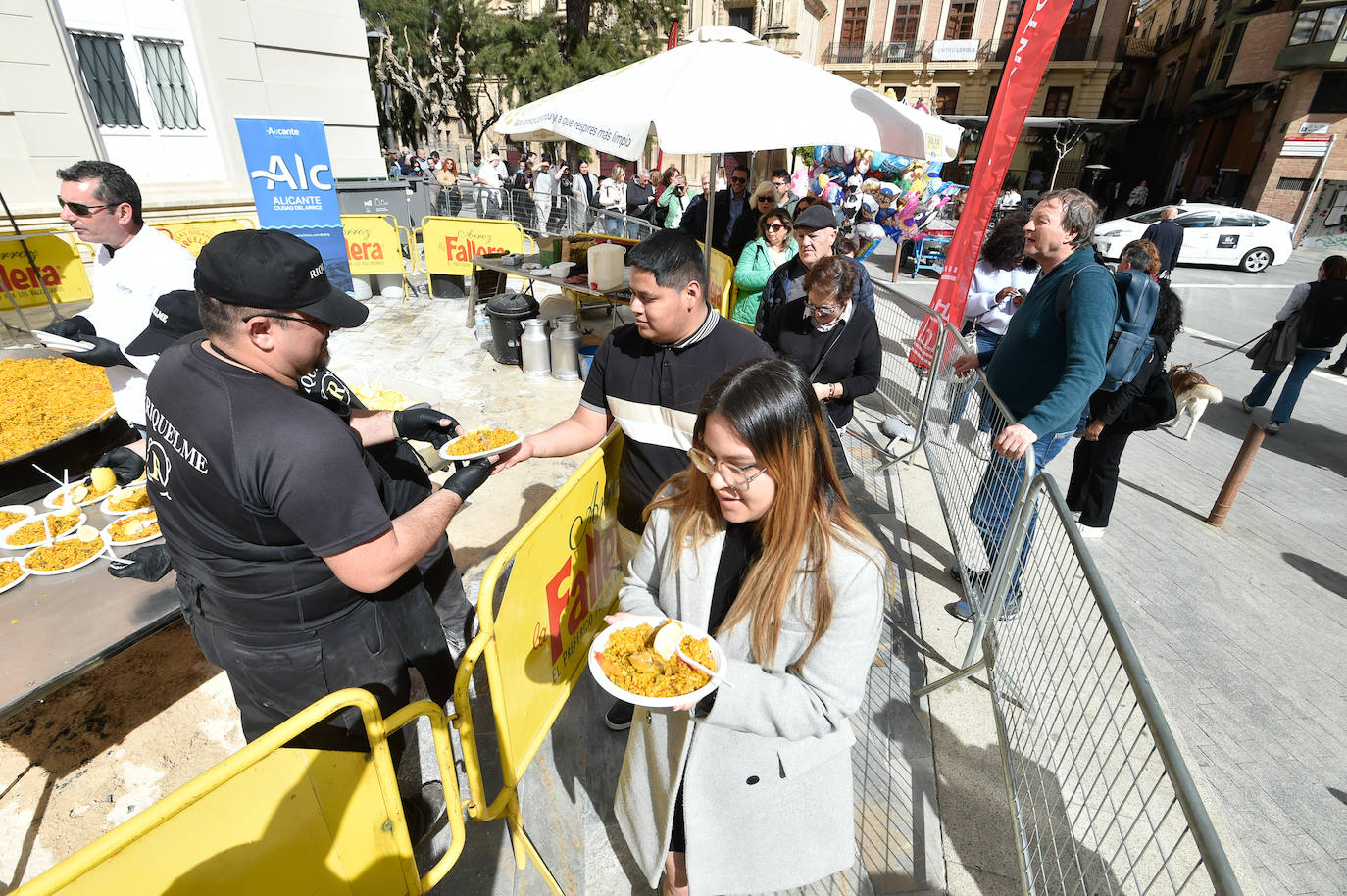 Degustación de una paella gigante en la plaza Julián Romea de Murcia, en imágenes