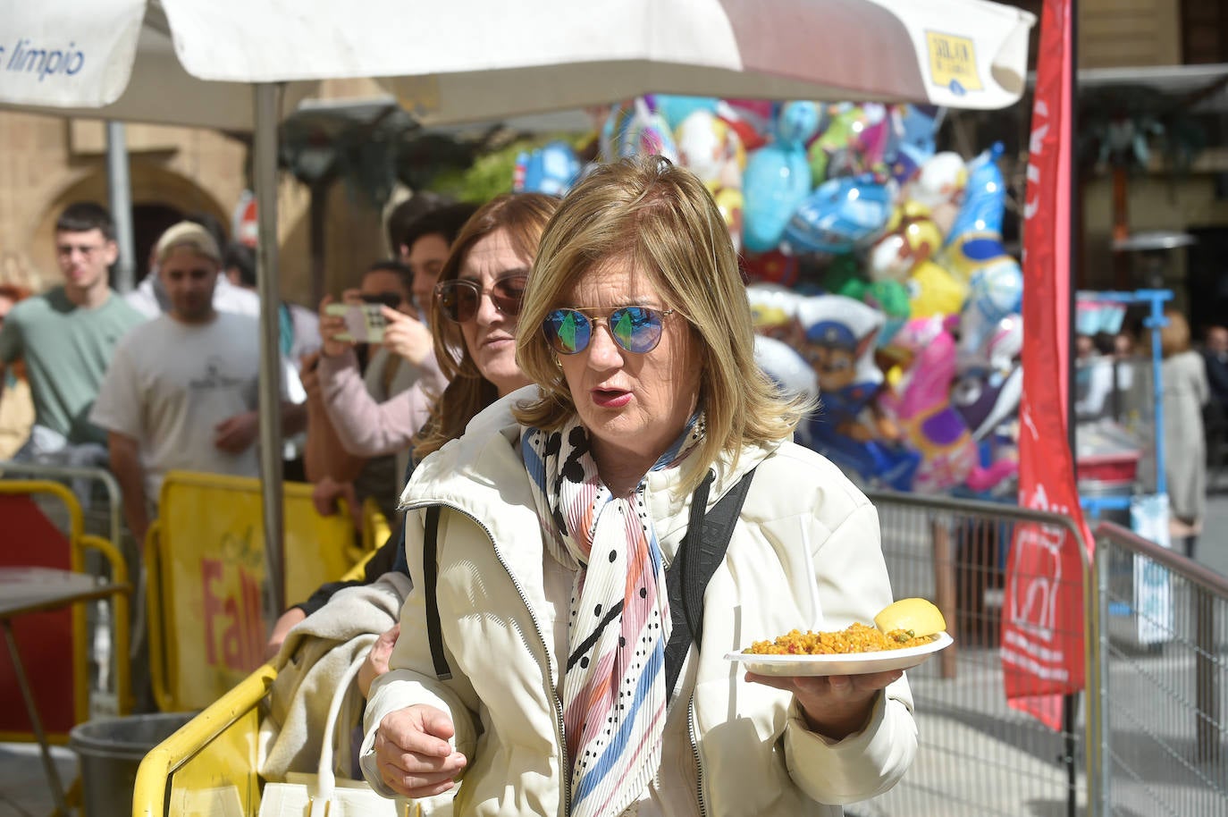 Degustación de una paella gigante en la plaza Julián Romea de Murcia, en imágenes