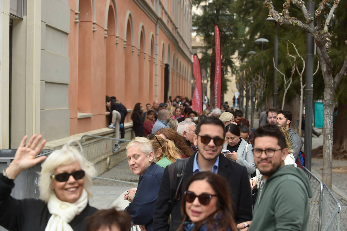 Degustación de una paella gigante en la plaza Julián Romea de Murcia, en imágenes