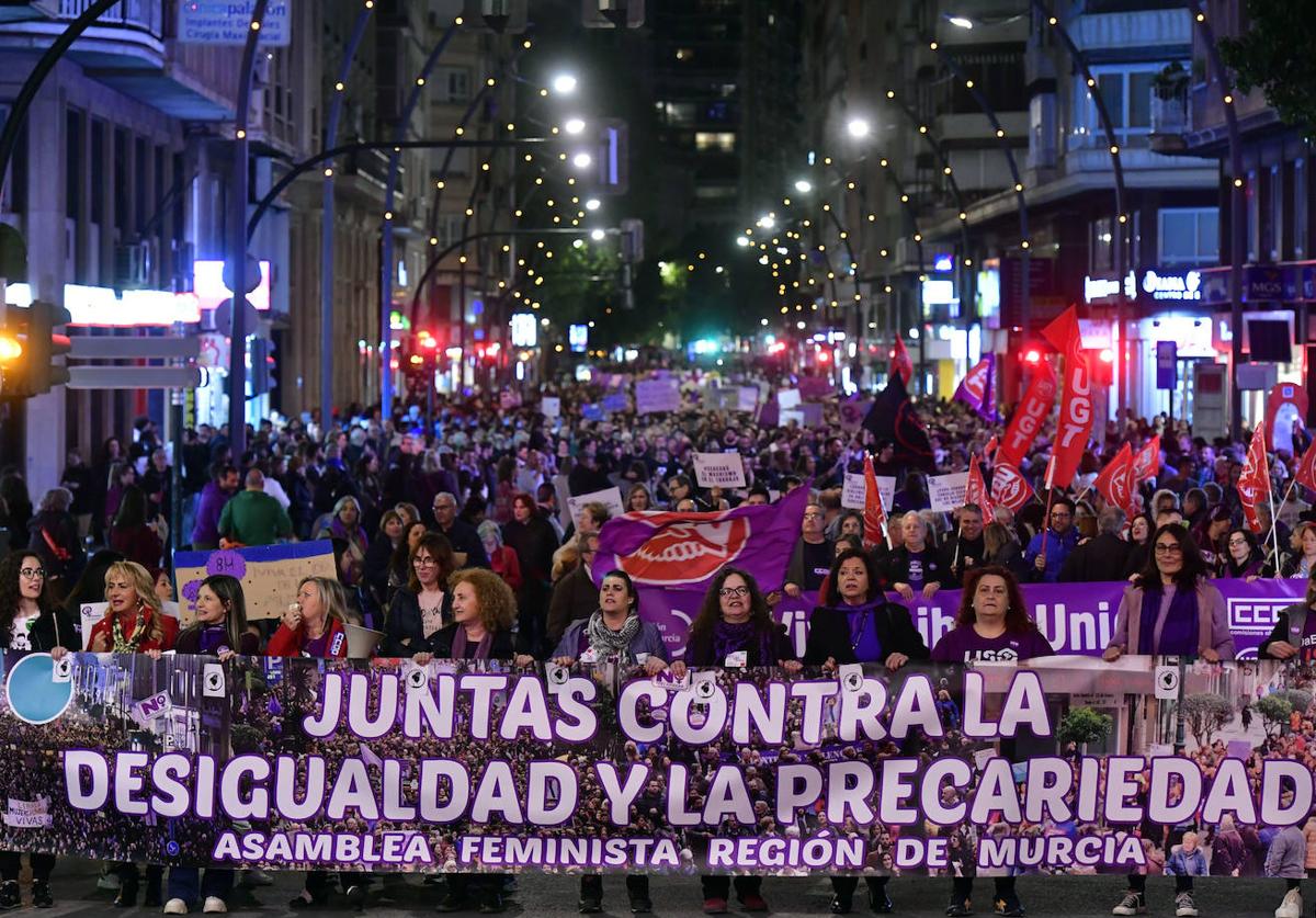 La Gran Vía de Murcia, repleta de manifestantes durante la marcha del 8M, este viernes por la noche.