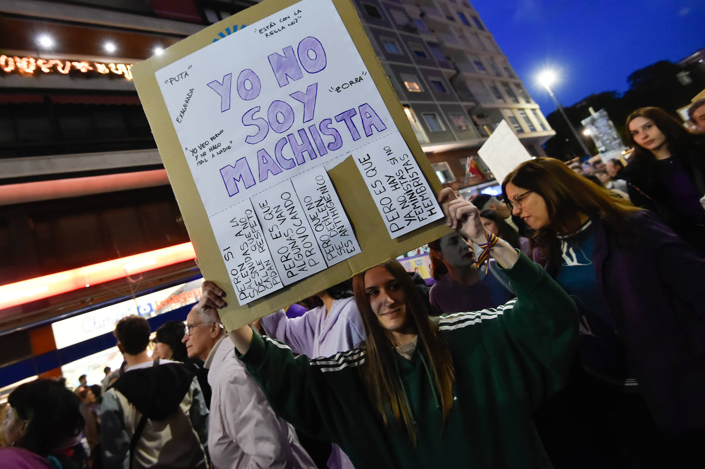 La manifestación del 8M en Murcia, en imágenes